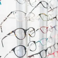Różnorodne okulary na wystawie optyka. Zastanawiasz się, ile kosztują okulary u optyka? Znajdziesz tu modele w różnych cenach.