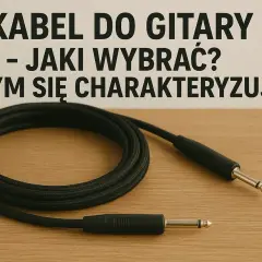 Czarny, zwinięty kabel do gitary elektrycznej z dwoma wtykami jack. Idealny do podłączenia instrumentu.