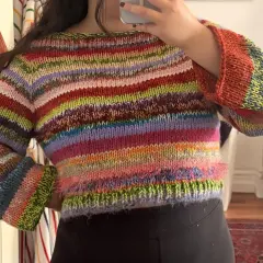 Maglione colorato a righe con maniche a sbuffo. Perfetto per usare avanzi di lana cosa posso fare.