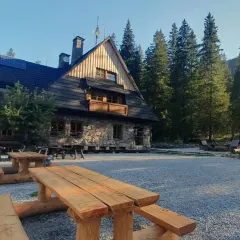 Kamienno-drewniane schronisko w Dolinie Kościeliskiej. Ile km do schroniska? Tyle, ile potrzeba, by podziwiać widoki.