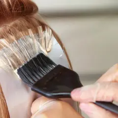 Nakładanie tonera na włosy za pomocą pędzla.