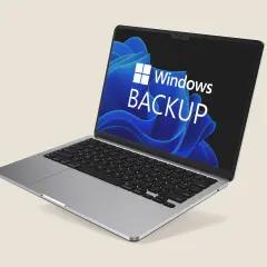 Ein Laptop mit dem Windows 11 Backup-Logo auf dem Bildschirm. Der Dateiversionsverlauf von Windows 11 sichert Ihre Daten.
