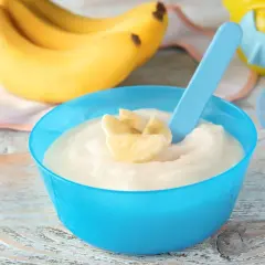 Semolino alla banana in ciotola blu, pronto per essere gustato. Ecco come si fa il semolino per i più piccoli!