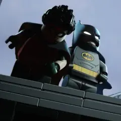 Batman et Robin, en Lego, sur un toit. Batman semble donner une leçon à Robin.