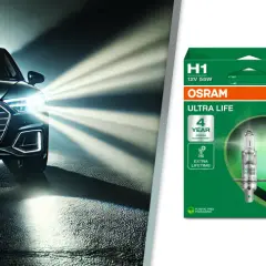 Ciemny samochód z włączonymi światłami mijania i opakowania żarówek OSRAM.