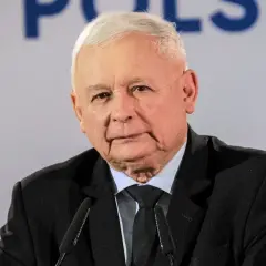 Jarosław Kaczyński w garniturze, mówiący do mikrofonu. Czy zastanawiałeś się, ile wynosi emerytura posła?