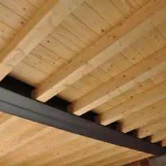 Solaio in legno con travi parallele e tavolato. Il costo solaio in legno è un fattore importante per la costruzione.