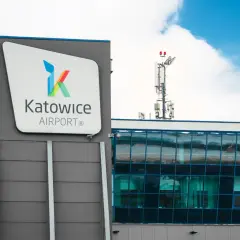 Logo Katowice Airport na budynku. Stąd odlatują samoloty do Rzeszowa i innych miast.