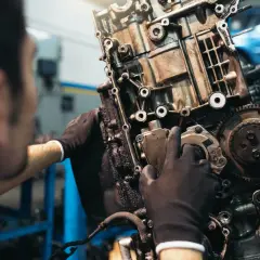 Mecánico revisa un motor 2.0 TDI 150cv, asegurando su durabilidad.