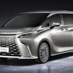 Elegancki, srebrny Lexus LM 500h z charakterystycznym grillem i stylowymi felgami, gotowy na podróż.
