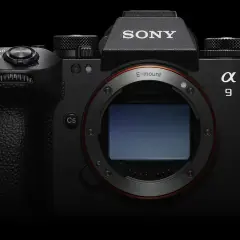 Czarny korpus aparatu Sony Alpha 9 z widocznym sensorem i mocowaniem E-mount. Gotowy do uchwycenia każdej chwili.