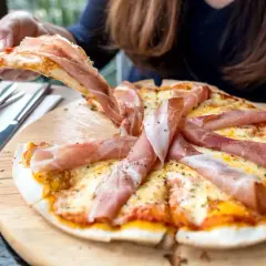 Jaka szynka do pizzy? Odkryj najlepsze opcje, które zachwycą smakiem