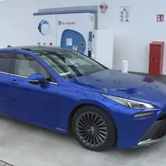 Niebieski Toyota Mirai na stacji tankowania wodoru. Sprawdź aktualną toyota mirai cena i przyszłość motoryzacji.