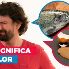 Hombre con cara de asco, tapándose la nariz. Un pez y un huevo roto sugieren un olor a amoniaco.