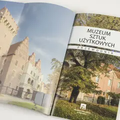 Przewodnik po Muzeum Sztuki Użytkowej w Poznaniu. Na okładce zabytkowe budynki i jesienne drzewa.