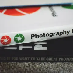 Książka "Photography Rules" z ikonami przysłony, idealna do każdego blogu fotograficznego.