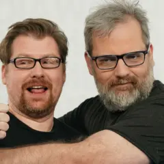 Justin Roiland et Dan Harmon, voix de Rick et Morty, célèbrent la distribution de la série.