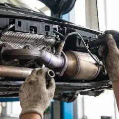 Mechanik naprawia katalizator, który może być przyczyną błędu DTC P0420.