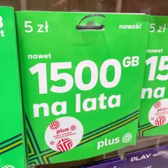 Zielone opakowania z ofertą 1500 GB na lata za 5 zł. To atrakcyjna opłata za utrzymanie numeru plus.