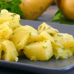 Patatas al microondas cortadas en cubos, aderezadas con perejil y ajo. ¡Una guarnición rápida y deliciosa!