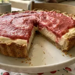 Pyszna tarta z rabarbarem, z kremowym nadzieniem i chrupiącym spodem, czeka na spróbowanie.