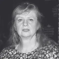 Portret kobiety w kwiecistej sukience. Aleksandra Mrowiec, córka Celińskiej, patrzy wprost.