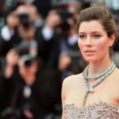Jessica Biel w olśniewającej kreacji i biżuterii w kształcie węża, przypominającej sceny z jej filmów, pozuje na czerwonym dywanie.