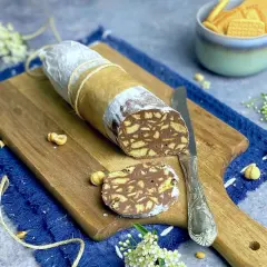 Salame al cioccolato pronto da gustare, con biscotti e nocciole. Una deliziosa ricetta facile da preparare.