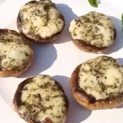 Grillowane pieczarki z mozzarellą: Przepis na hit grilla?