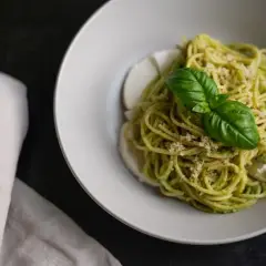 Ile kalorii ma makaron z pesto? Liczby i triki na wersję light