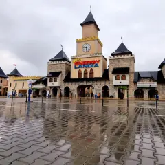Energylandia jak pada deszcz - co warto wiedzieć o atrakcjach w deszczu