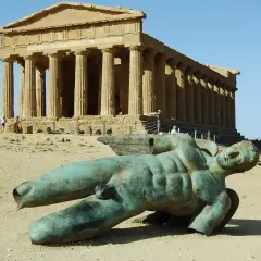 Mitoraj w Agrigento: Jak rzeźba Upadek Ikara zmienia spojrzenie na historię