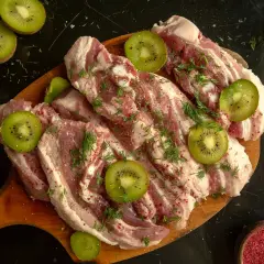 Marynowanie mięsa w kiwi i ananasie. Enzymy z owoców błyskawicznie kruszą białko, czyniąc mięso niezwykle delikatnym.