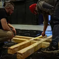 Sposób łączenia elementów bez kleju czy gwoździ - skuteczne techniki
