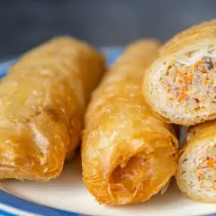Nems croustillants, garniture visible avec carottes et viande hachée. Une délicieuse recette nems à déguster.