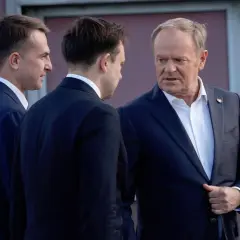 Donald Tusk rozmawia z innymi politykami. To przykład, co to jest koalicja – wspólne działanie dla osiągnięcia celu.