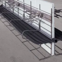 Schalung mit Abstandhaltern und Bewehrung für Betonbau.