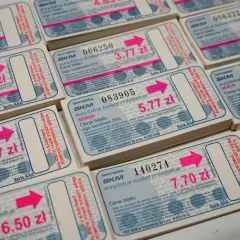 Kolekcja biletów SKM PKP. Czy można kupić bilet tygodniowy PKP? Na zdjęciu widać różne bilety jednorazowe.