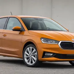 Orange Skoda Fabia mit 1.5 TSI Motor. Ein Blick auf das moderne Design, das hoffentlich keine Probleme bereitet.