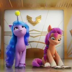 Kucyki z My Little Pony: Nowe Pokolenie w zbrojach stoją obok siebie. Izzy z piłką na głowie i Sunny siedząca przy księdze.