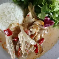 Kyckling i krämig mango chutney sås med ris och sallad.