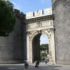 Le porte di Napoli storiche, un imponente arco trionfale tra torri massicce, accoglie visitatori e residenti.