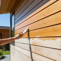 Application d'une lasure sur une fenêtre en bois, protégeant le bardage extérieur.