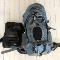 Två ryggsäckar, en stor blå och en mindre svart, redo för en packlista tågluff.
