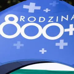 Niebieski namiot z napisem "RODZINA 800+". Program 500+ do kiedy?