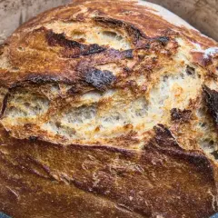 Chleb na zakwasie z chrupiącą skórką, idealny do przepisu na chleb z garnka.