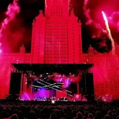 Tłumy ludzi na koncercie podświetlonym na czerwono, z fajerwerkami i sceną. To mógł być najwiekszy koncert swiata!