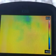 Ekran kamery termowizyjnej E60 pokazuje rozkład temperatur. Badanie kamerą termowizyjną ujawnia chłodniejsze obszary w zielono-niebieskim paśmie.