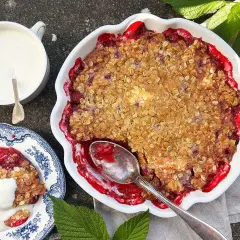 En härlig smulpaj med hallon, gyllene och krispig topping. Serveras med vaniljsås.