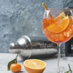 Erfrischender Aperol Spritz mit Orangenscheiben und Eis. Das Aperol Spritz Rezept in ml ist einfach: 3 Teile Prosecco, 2 Teile Aperol, 1 Teil Soda.